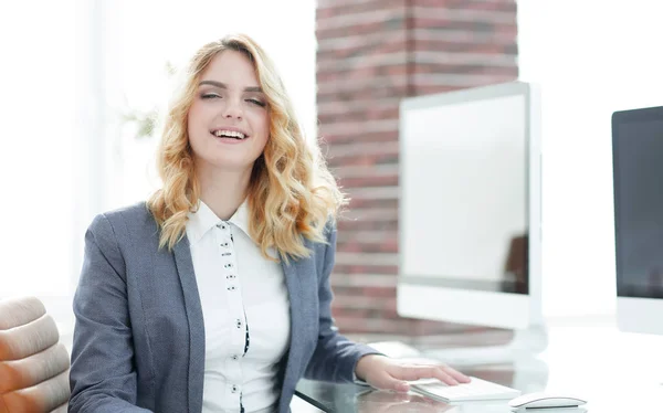 Mujer de negocios moderna sentada en un escritorio . —  Fotos de Stock