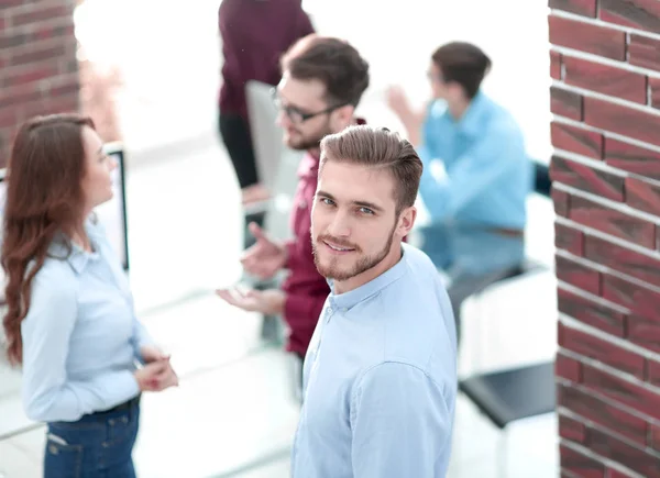 Geschäftsleute diskutieren beim Treffen im modernen o — Stockfoto