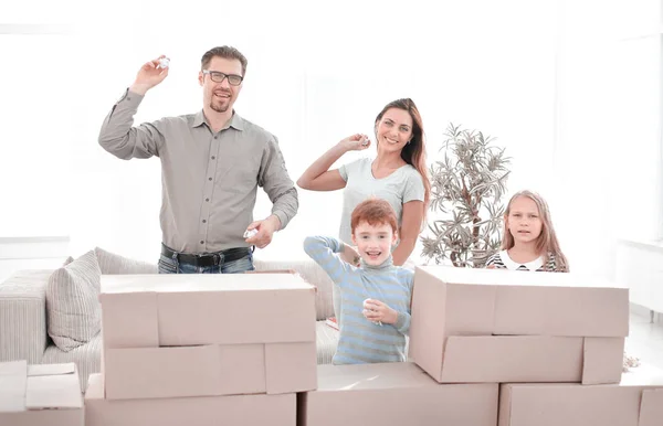 Família feliz de pé em novo apartamento . — Fotografia de Stock