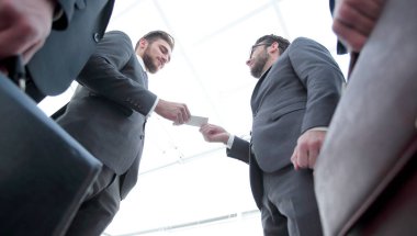 Kartvizit ortağına teslim işadamı.