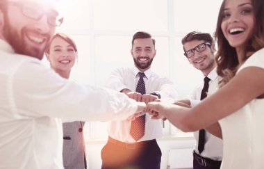 up.young iş takım birlikte ellerini koyarak kapatın