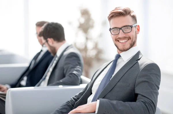 Fechar up.happy empresário sentado no escritório moderno — Fotografia de Stock