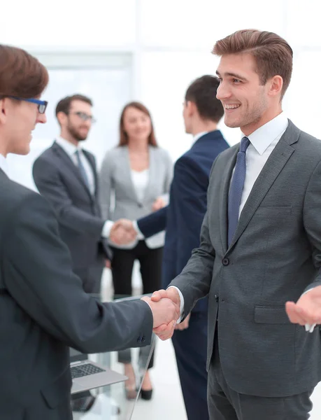 ビジネス パートナー説明会後の握手 — ストック写真