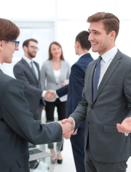 Apretón de manos de los socios comerciales después de la reunión informativa — Foto de Stock