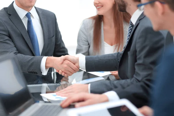 Handshake-Partner am Schreibtisch — Stockfoto