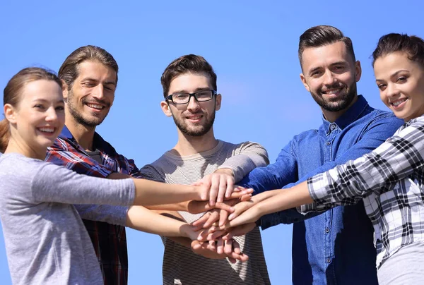 Grupo de jóvenes muestra su unidad . —  Fotos de Stock