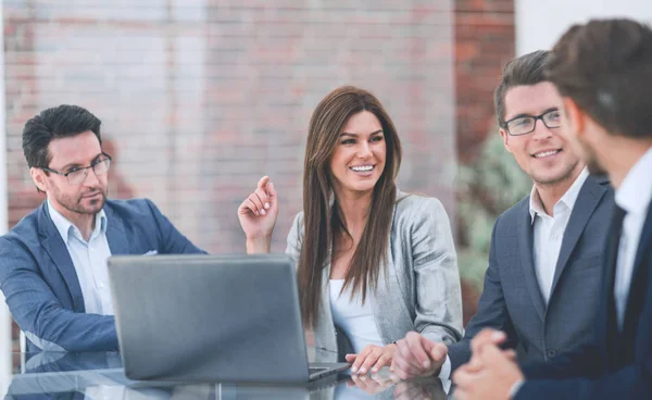 Affärsteam diskuterar nya idéer — Stockfoto