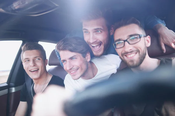 Friends renting a car and driving somewhere — Stock Photo, Image