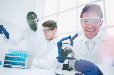 Laboratuvarda çalışan bir grup bilim adamı.