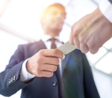 alt view.business kartvizitini üzerinde eller
