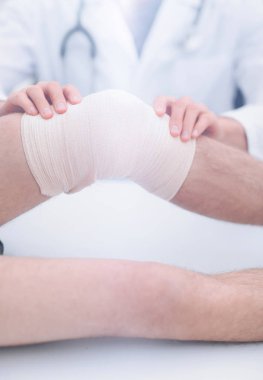 traumatologist, dizine bir bandaj uygulama