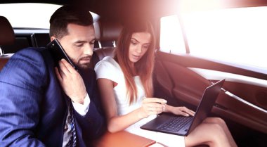 Arabada telefonda konuşurken kendinden emin iş adamı