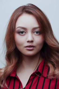 Sarışın kıvırcık saç modeli ve kırmızı dudaklar ile