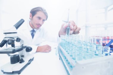 Test tüpleri mavi sıvı ile seyir kimyager