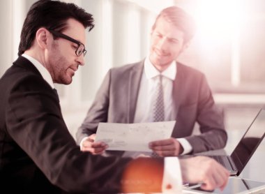 finansal veriler tartışırken çalışanlar