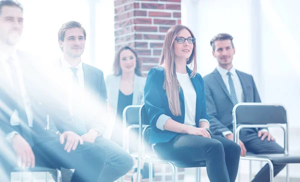 Mujer interesada haciendo preguntas — Foto de Stock