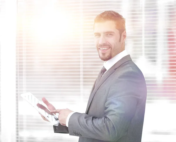 Closeup.businessman com computador tablet em pé junto à janela . — Fotografia de Stock