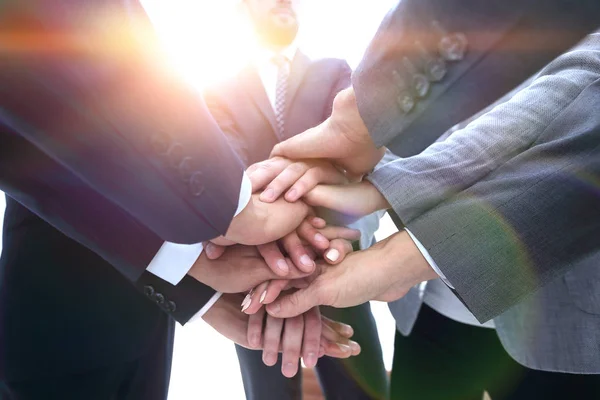 Gente de negocios doblando sus manos juntos. —  Fotos de Stock
