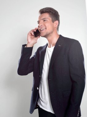 telefonda konuşurken bir ceketli genç çocuk