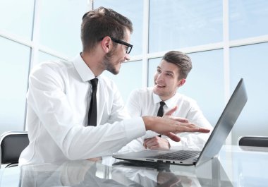 Meslektaşlarım masaya oturun ve konuşun.