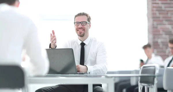 Empleado hablando con un colega en el lugar de trabajo en la oficina — Foto de Stock