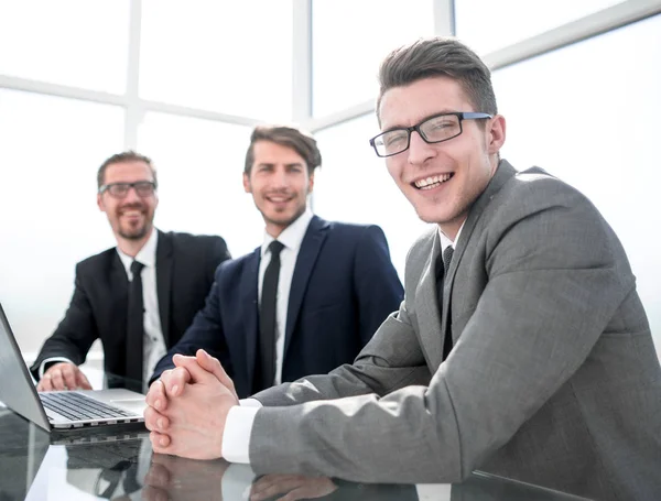 Groupe d'hommes d'affaires prospères assis au bureau — Photo