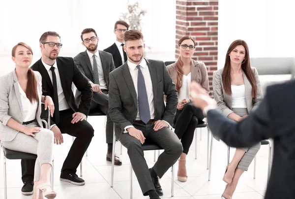 Lidé se účastní obchodní konference v kongresovém sále — Stock fotografie