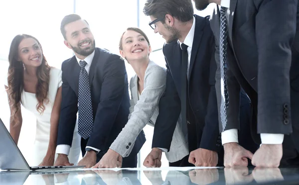 Equipo de negocios de pie cerca de la oficina Escritorio —  Fotos de Stock