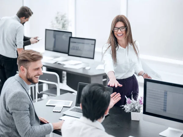 Empleados exitosos en el lugar de trabajo en una oficina moderna — Foto de Stock