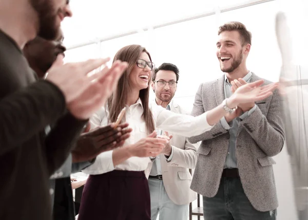 Équipe d'affaires multiethnique applaudissant le conférencier après la présentation du nouveau projet — Photo