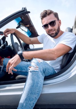 Lüks arabada oturan up.stylish genç adam kapatın