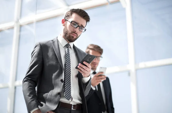 Två affärsmän med smartphones — Stockfoto