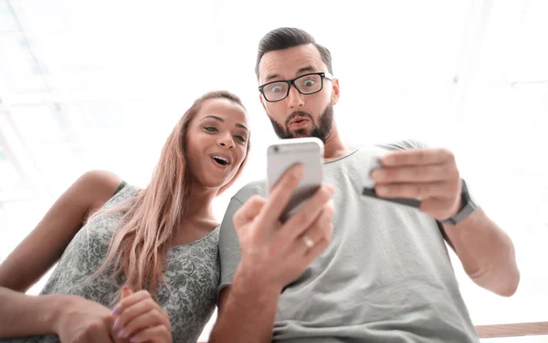 Unga par med smartphone för online shopping — Stockfoto