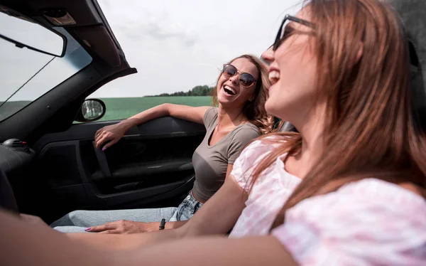 Close up.two jovens mulheres alegres viajar de carro . — Fotografia de Stock