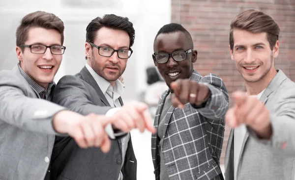 Moderna business-team som pekar på dig. — Stockfoto