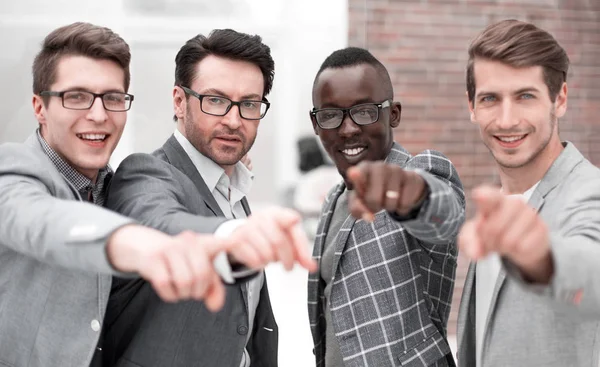 Equipe de negócios moderna apontando para você . — Fotografia de Stock