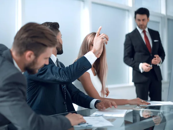 Employee at the presentation raise their hands to ask a question — Stock Photo, Image