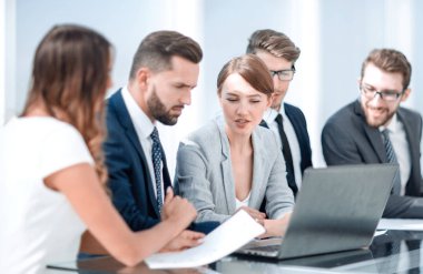 geçerli bilgi tartışırken iş takım.