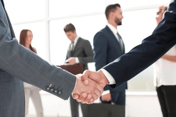 Stretta di mano partner commerciali sullo sfondo dell'ufficio — Foto Stock