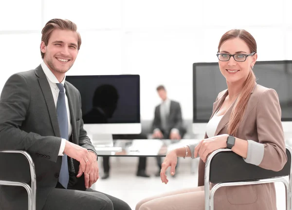 Zakenman en zakelijke vrouw zitten op kantoor bureau — Stockfoto