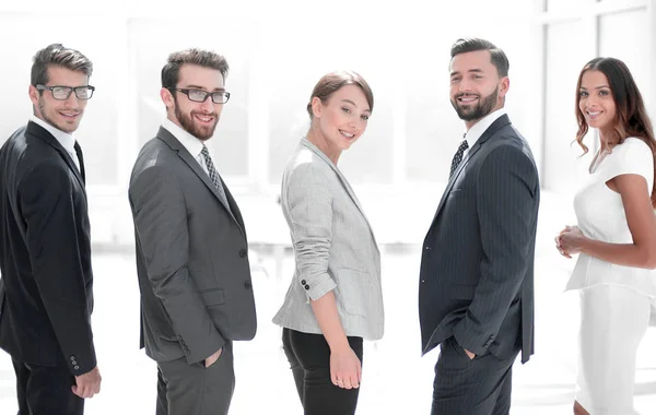 Rückansicht Business Team Lächelt Und Blickt Die Kamera Geschäftskonzept — Stockfoto