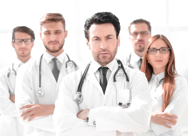 Portrait du médecin et du personnel médical debout dans le bureau — Photo