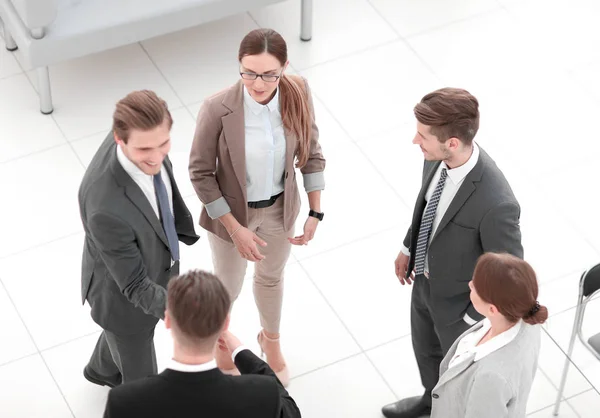 Equipo superior view.business hablando de pie en la oficina — Foto de Stock