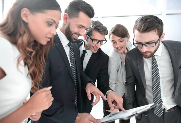 Business team bespreekt een nieuw businessplan — Stockfoto