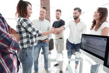 yaratıcı bir ofiste iş el sıkışma.