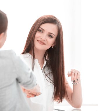 iki ofis çalışanları iş yerindeki konuşuyor