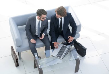 dizüstü bilgisayarda veri tartışırken iş arkadaşları.