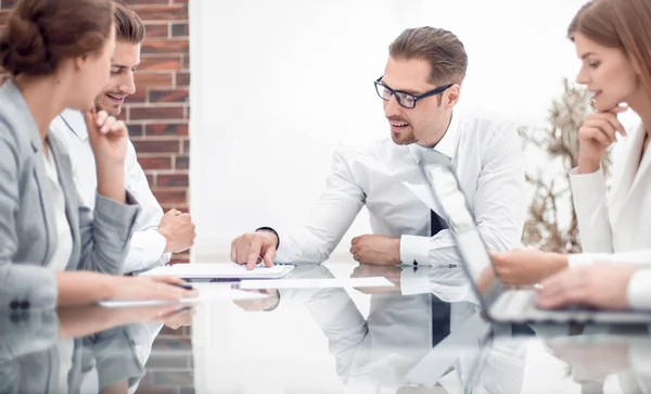 Business team discussing new ideas — Stock Photo, Image