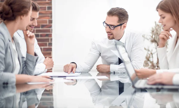 Equipe de negócios discutindo novas ideias — Fotografia de Stock