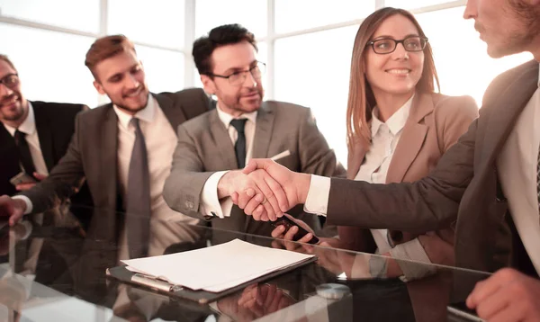 Щасливі бізнесмени, рукостискання після переговорів — стокове фото